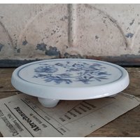 Rar Antiker Untersetzer Aus Porzellaneisenstein & Sehr Schönem Zwiebelmusterdekor Unter Glasur Von Stadt Meissen von BrocanteundAntikes