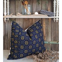 Rarität Kissenhülle in Indigoblau Mit Gelb Holzstempel Handbedruckt Und Handgewebten Leinen Verarbeitet...schönes Bauernhauskissen von BrocanteundAntikes