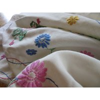 Handgenähter Wunderschöner Nachlassfund - Handgenähte Sommerblumen Tischdecke Vintage Handarbeit Kitsch Boho Cottage Spring Cottage von Brocanturee