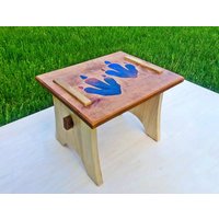 Kinderhocker Aus Holz, Dinosaurier Raptor Kunstharz Fußabdrucke, Handgemachte Kindermöbel von BrokenDeerWoodworks