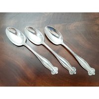 3 Antike Sterling Silber Teelöffel. 1893 Canterbury Muster. Kein Monogramm. Guter Zustand. Gebrauchsfertig Poliert. Versand Frei In 3 Antike Sterling Silber Teelöffel. 1893 Canterbury Muster. Kein Monogramm. Guter Zustand. Gebrauchsfertig Poliert. Versand Frei In von BromleyDesigns