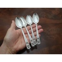 Set Von 4 Vintage Silber Teelöffeln Wallace Genannt Classic Filigree. in Sehr Gutem Zustand. Poliert, Sofort Einsatzbereit. Versand Kostenlos in Usa von BromleyDesigns