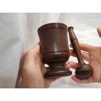Vintage Deutsches Holz Handgedreht Mörser Und Stößel. Sauber Geruchsfrei. in Tollem Zustand. Versand Kostenlos in Den Usa Vintage Deutsches Holz Handgedreht Mörser Und Stößel. Sauber Geruchsfrei. in Tollem Zustand. Versand Kostenlos in Den Usa von BromleyDesigns