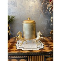 Handkiste Einzigartige Vergoldet, Bronze Messing Antike Becher Topf Tasse Mit Eingravierten Pferden Für Tisch Accessoires Und Dekoratives von BronzHomeAccessories