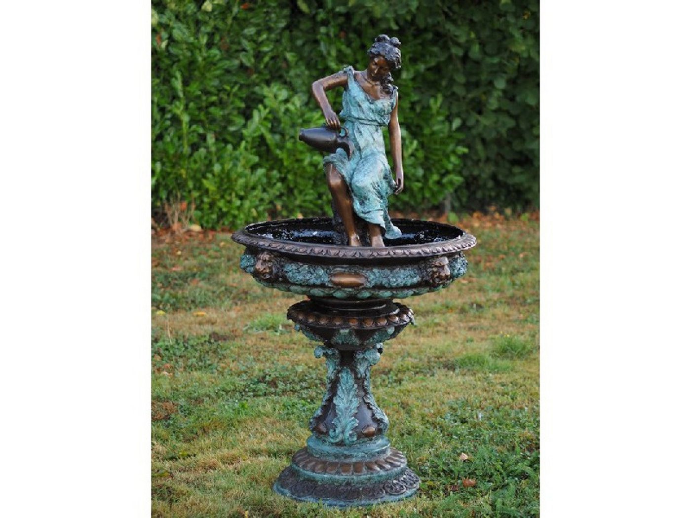 Bronzeskulpturen Skulptur Bronzebrunnen mit einer Frau die einen Krug hält Bronzeskulpturen Skulptur Bronzebrunnen mit einer Frau die einen Krug hält von Bronzeskulpturen