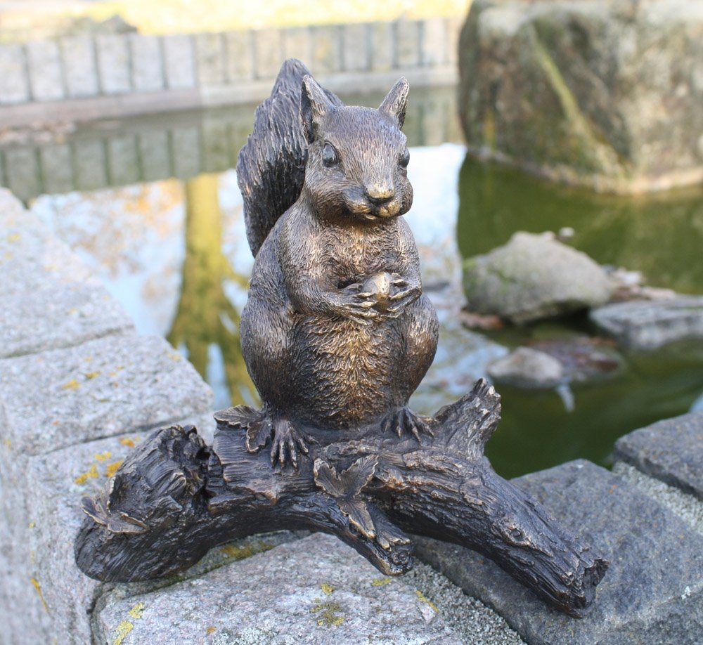 Bronzeskulpturen Skulptur Bronzefigur Eichhörnchen auf einem Baumstamm sitzend - Gartenfigur von Bronzeskulpturen