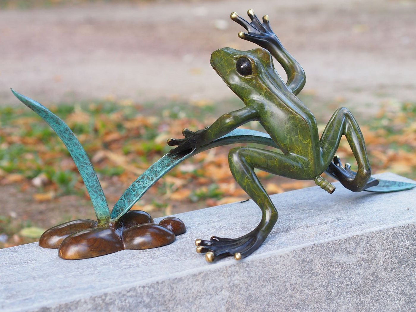 Bronzeskulpturen Skulptur Bronzefigur Frosch mit Schilf - Wasserspeier von Bronzeskulpturen