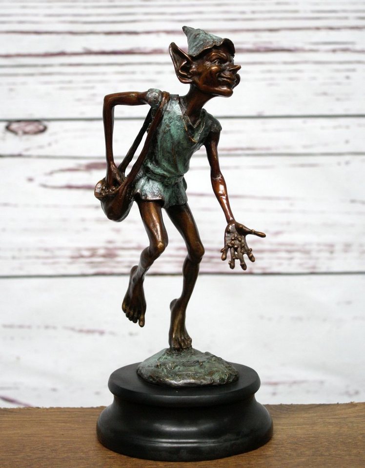 Bronzeskulpturen Skulptur Bronzefigur Kobold Goblin mit Tasche und Marmorsockel von Bronzeskulpturen