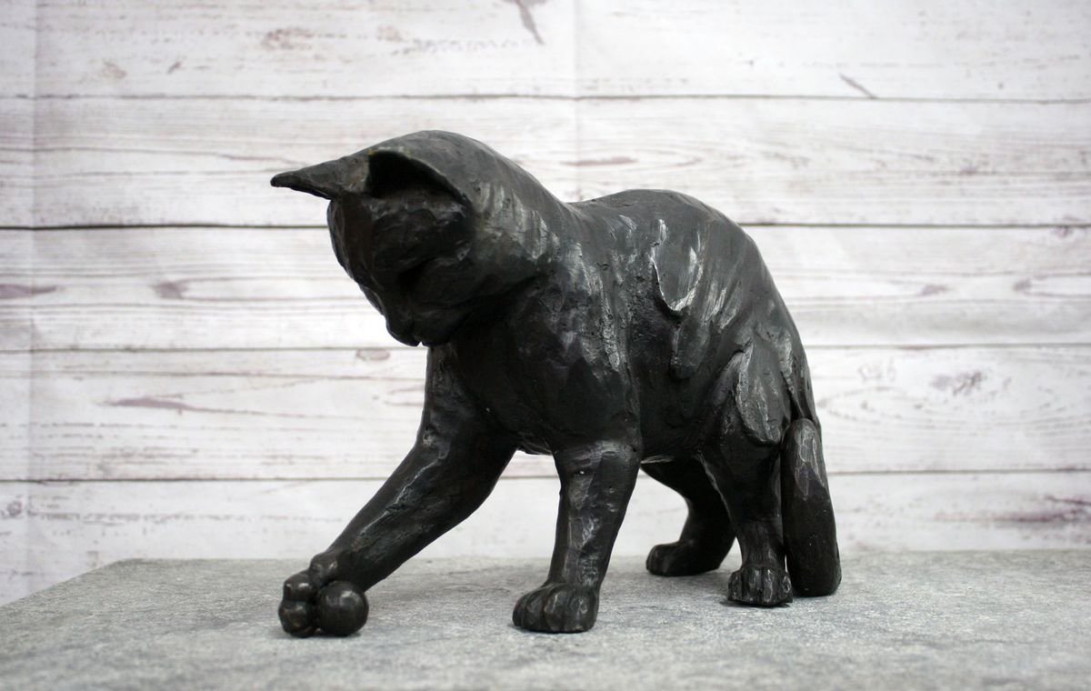 Bronzeskulpturen Skulptur Bronzefigur Katze mit Ball von Bronzeskulpturen