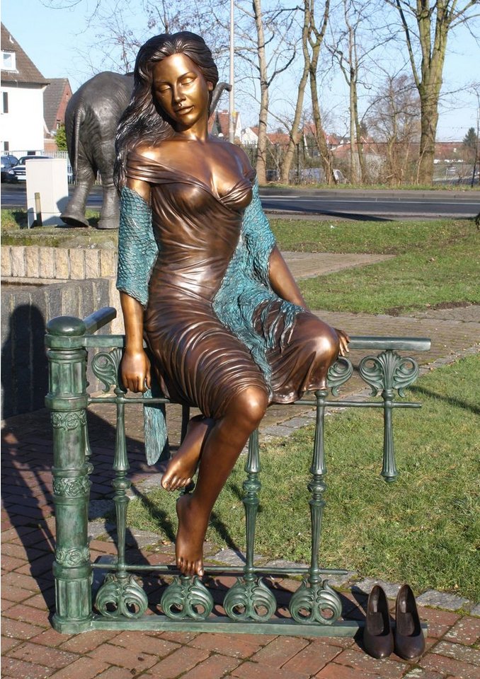 Bronzeskulpturen Skulptur Bronzefigur einer Frau auf Zaun sitzend von Bronzeskulpturen