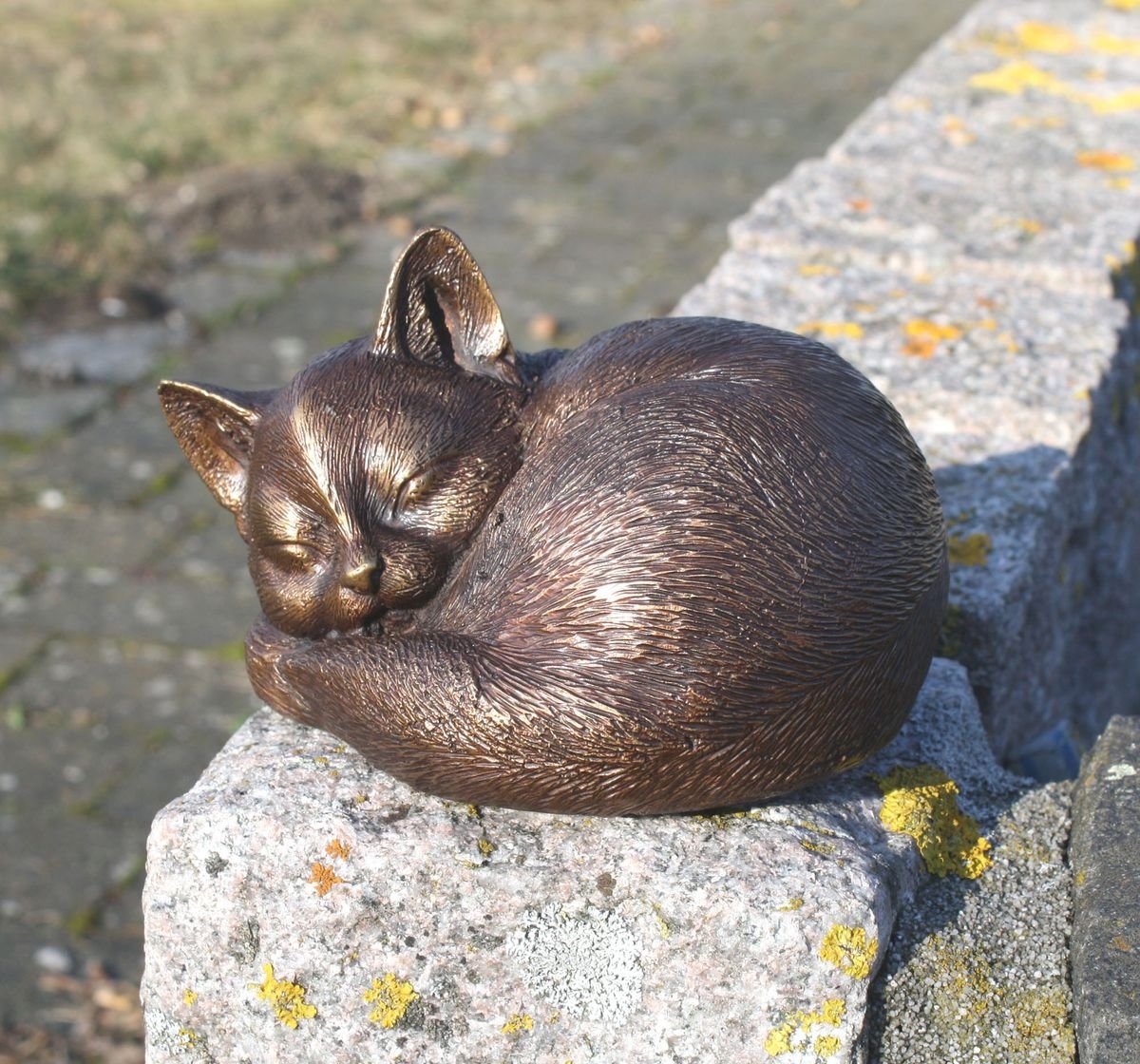 Bronzeskulpturen Skulptur Bronzefigur einer schlafenden Katze von Bronzeskulpturen