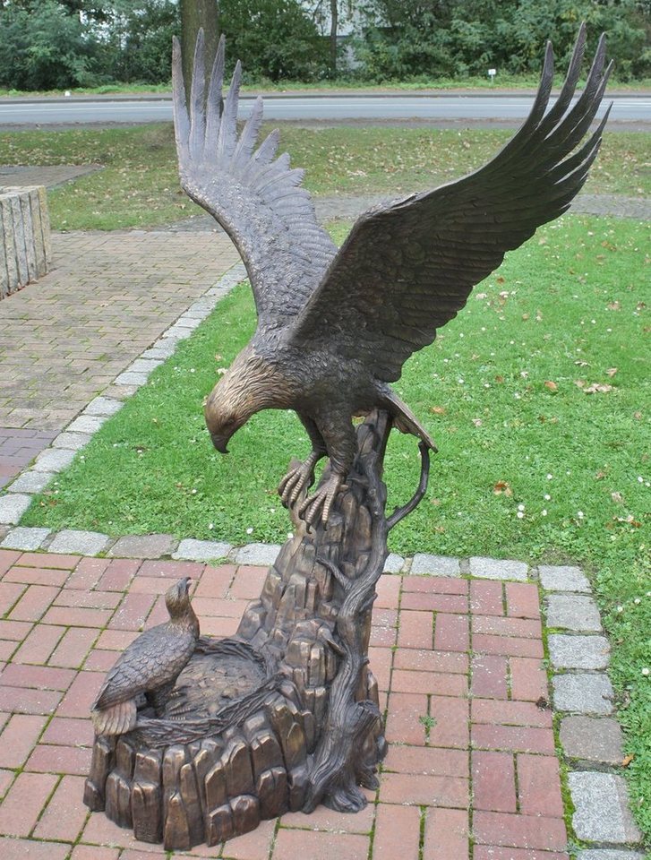Bronzeskulpturen Skulptur Bronzefigur Adler mit Jungtier im Nest Raubvogel Gartenfigur von Bronzeskulpturen
