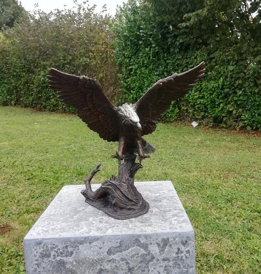 Bronzeskulpturen Skulptur Bronzefigur fliegender Adler auf Ast von Bronzeskulpturen