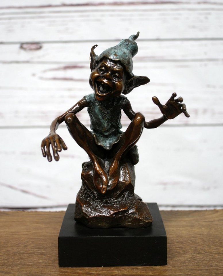 Bronzeskulpturen Skulptur Bronzefigur hockender Gnom Goblin mit Marmorsockel von Bronzeskulpturen