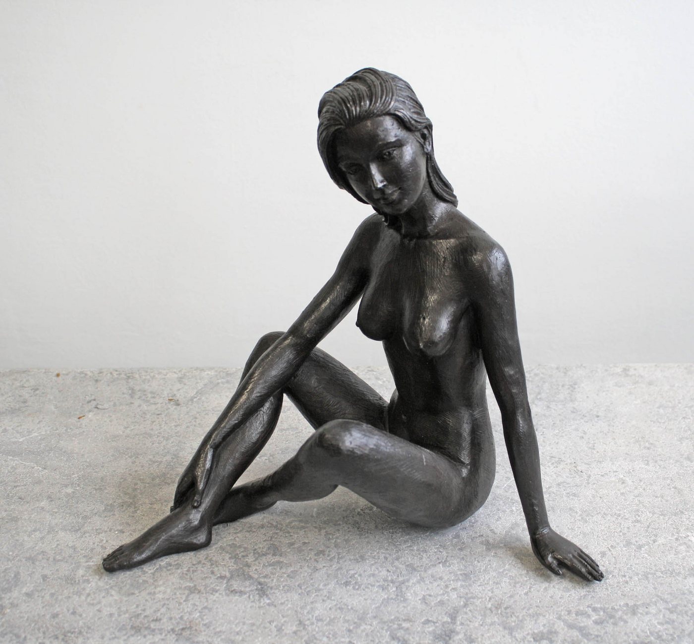 Bronzeskulpturen Skulptur Bronzefigur schöner sitzender Frauenakt von Bronzeskulpturen