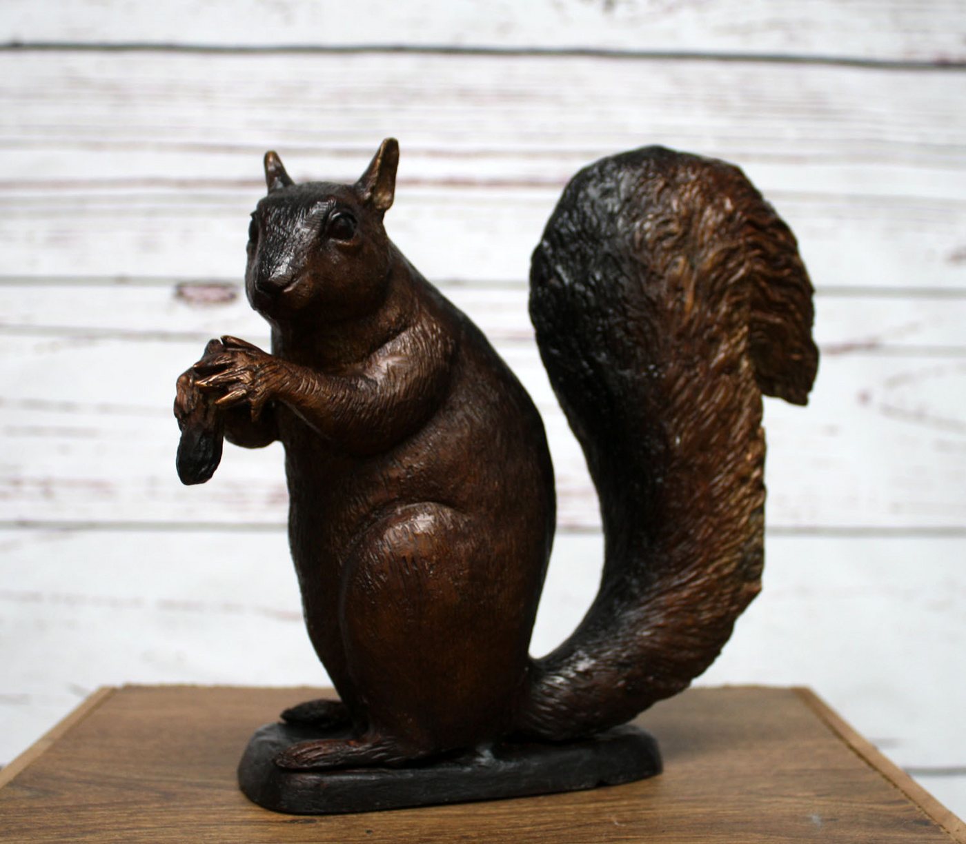 Bronzeskulpturen Skulptur Bronzefigur sitzendes Eichhörnchen mit Eichel Bronzeskulpturen Skulptur Bronzefigur sitzendes Eichhörnchen mit Eichel von Bronzeskulpturen
