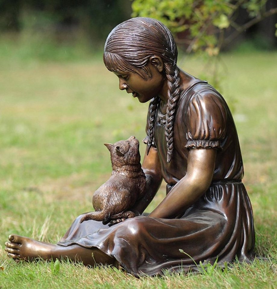 Bronzeskulpturen Skulptur Bronzefigur sitzendes Mädchen mit ihrer Katze von Bronzeskulpturen