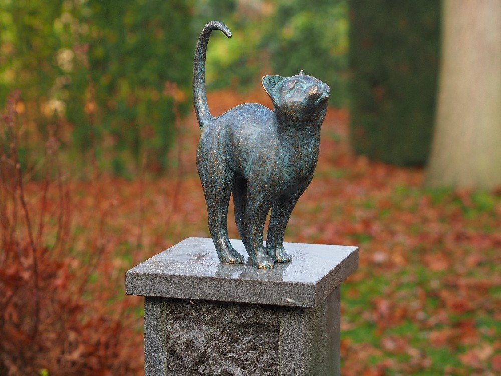 Bronzeskulpturen Skulptur Bronzefigur stehende Katze Kater Dekofigur Wohndekoration - 24x31x8cm von Bronzeskulpturen