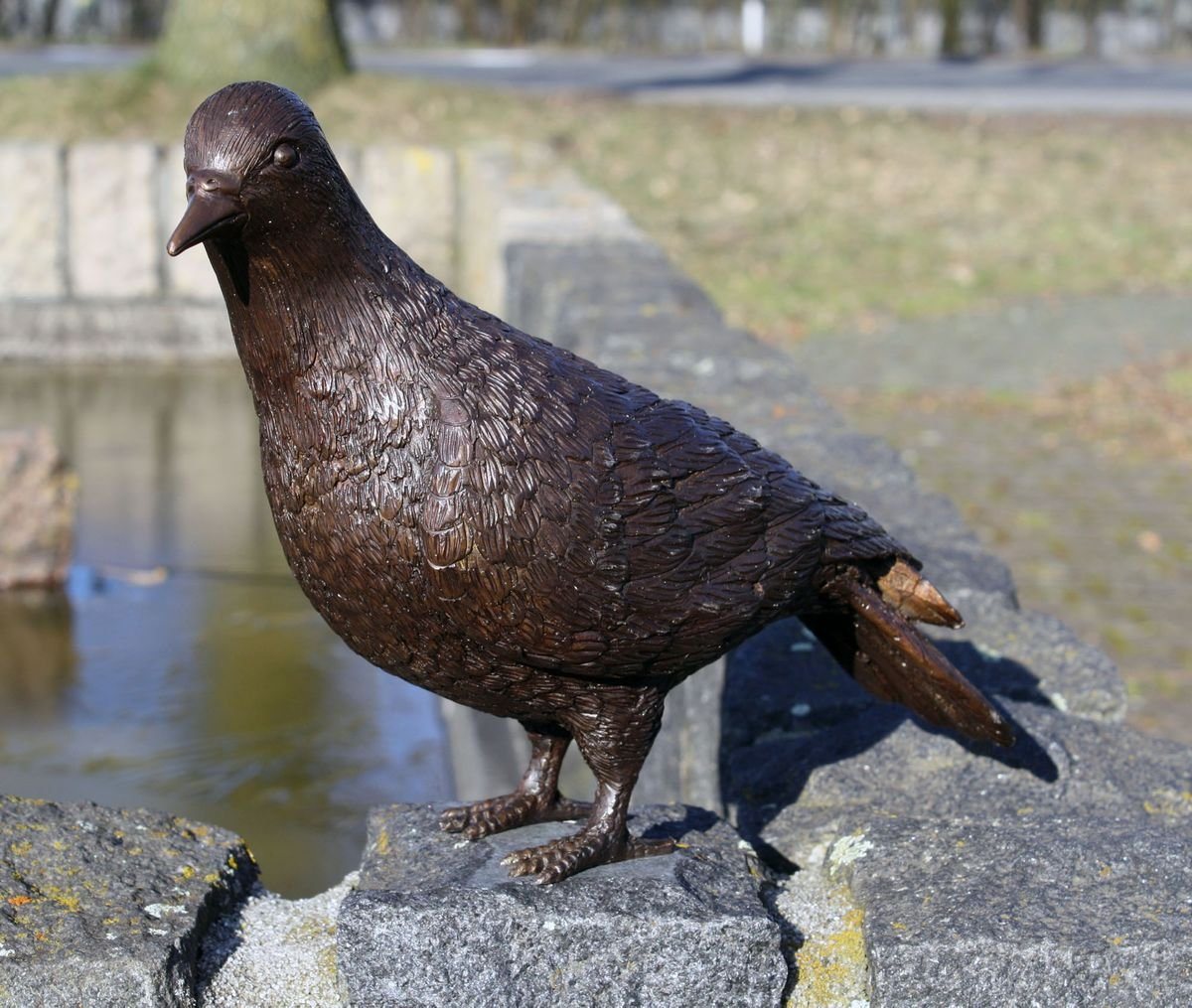 Bronzeskulpturen Skulptur Bronzefigur stehende Taube mit gehobenem Kopf von Bronzeskulpturen