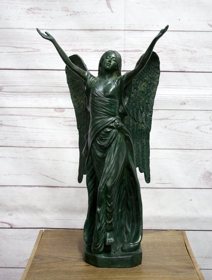Bronzeskulpturen Skulptur Bronzefigur stehender Engel mit ausgestreckten Händen von Bronzeskulpturen