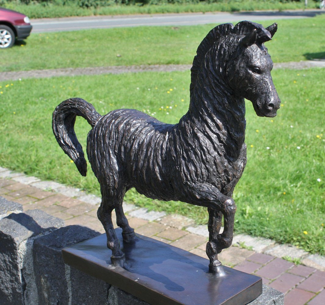 Bronzeskulpturen Skulptur Bronzefigur stehendes Pferd im modernen Stil von Bronzeskulpturen