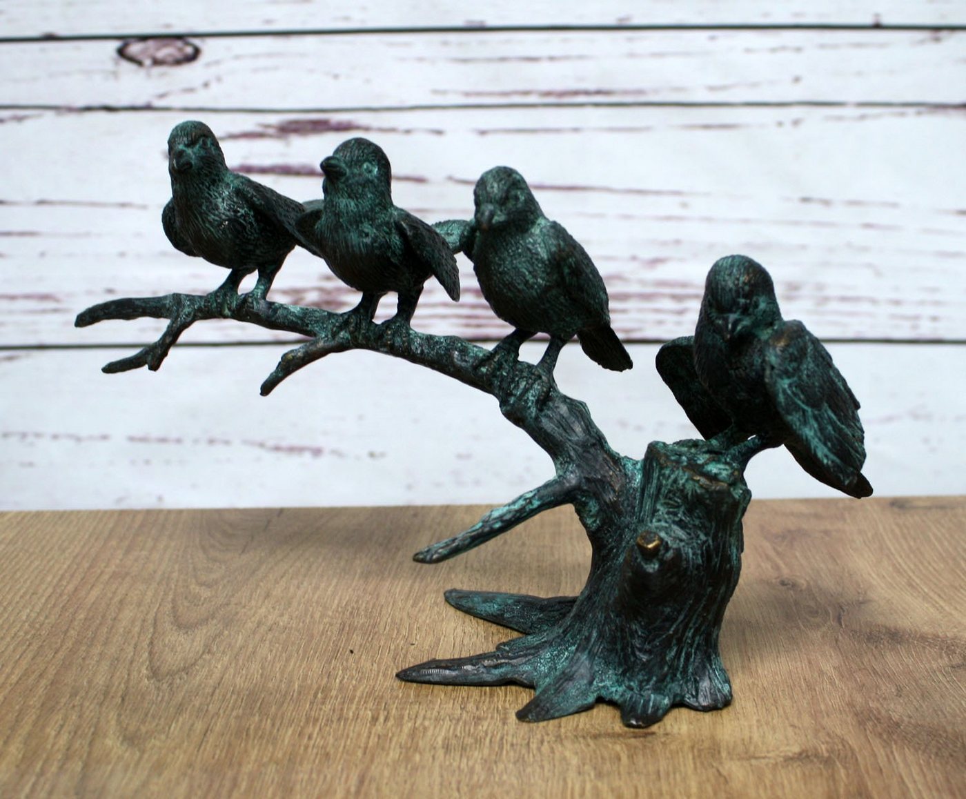 Bronzeskulpturen Skulptur Bronzefigur vier Vögel auf Ast sitzend Spatzen Gartendekoration von Bronzeskulpturen