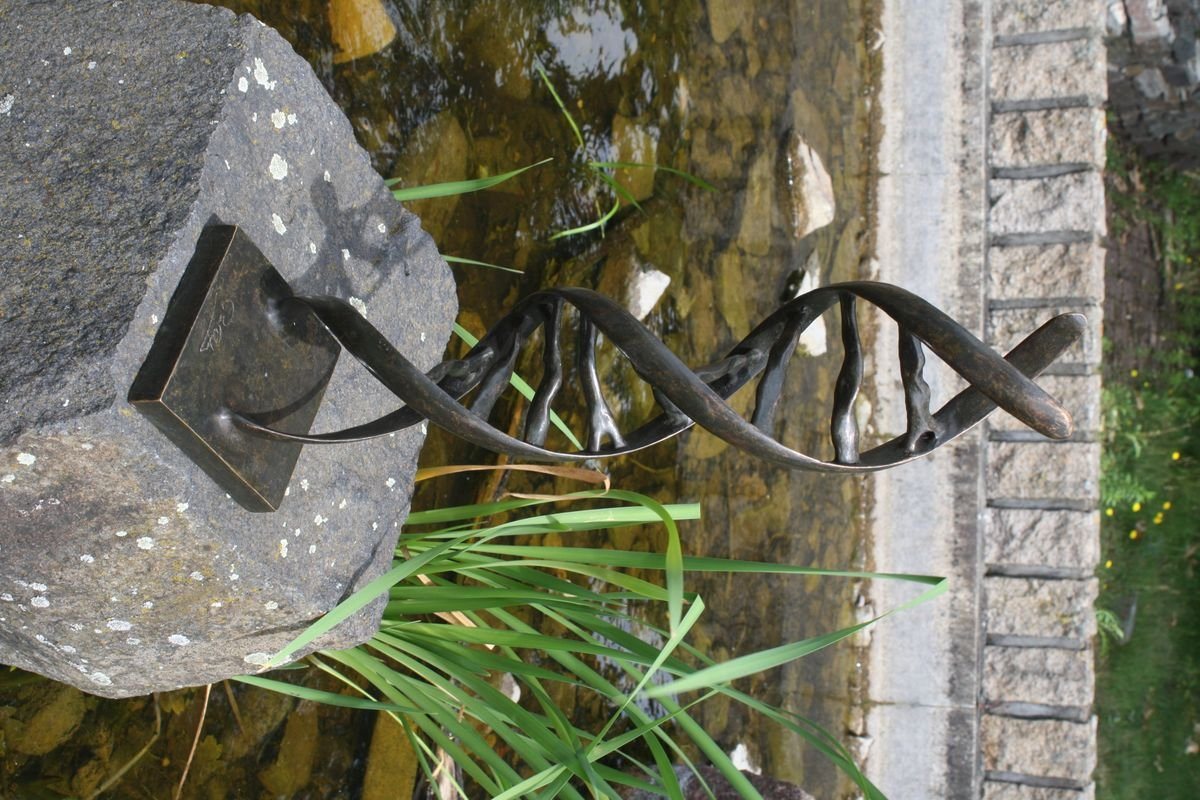 Bronzeskulpturen Skulptur Bronzefigur DNA Strang Medizin von Bronzeskulpturen