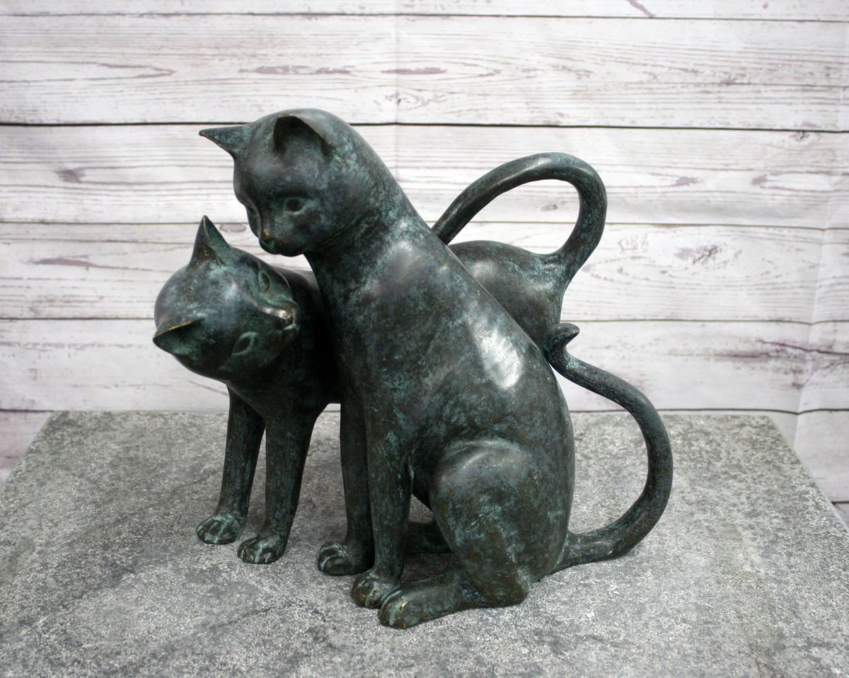 Bronzeskulpturen Skulptur Bronzefigur zwei schmusende Katzen von Bronzeskulpturen