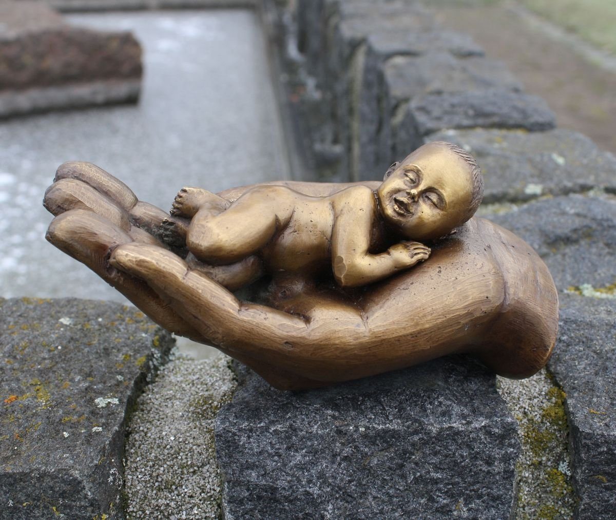 Bronzeskulpturen Skulptur Bronzefigur eines kleinen Kindes in einer Hand Bronzeskulpturen Skulptur Bronzefigur eines kleinen Kindes in einer Hand von Bronzeskulpturen