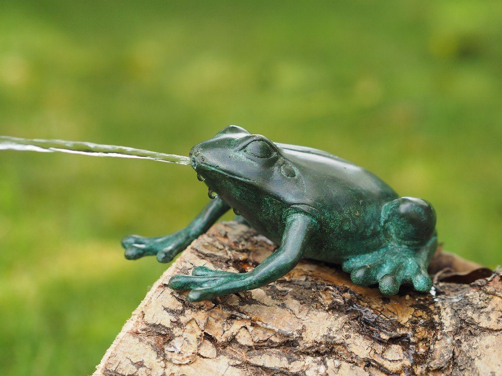 Bronzeskulpturen Skulptur Bronzefigur kleiner Frosch mit Wasserspeier von Bronzeskulpturen