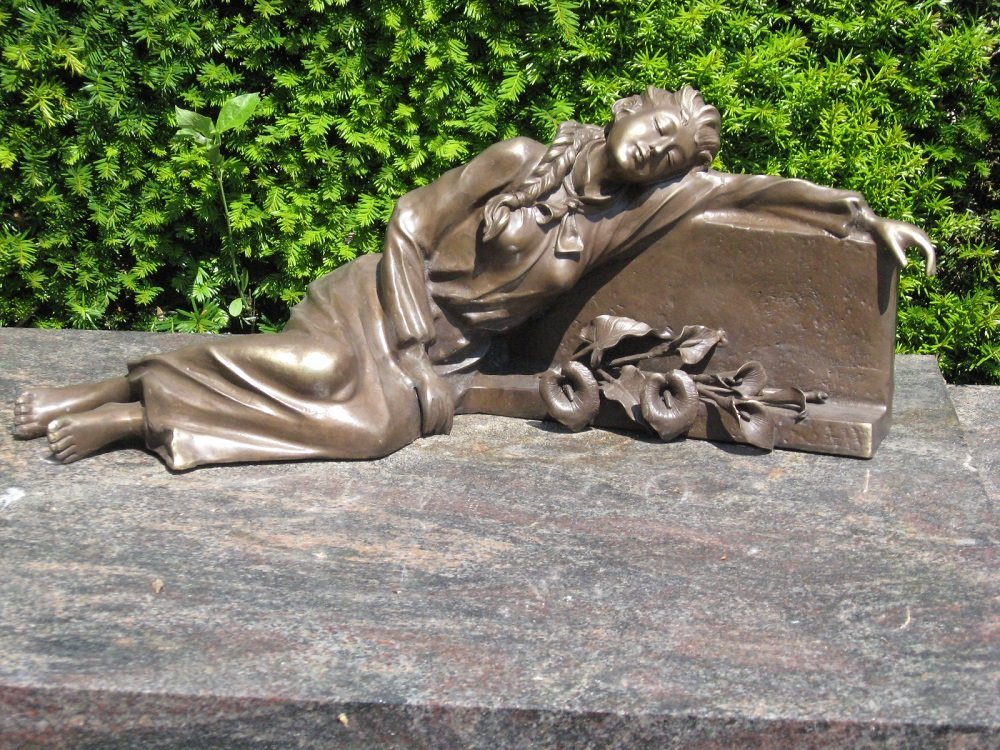 Bronzeskulpturen Skulptur Bronzefigur liegende Frau am Grabstein von Bronzeskulpturen