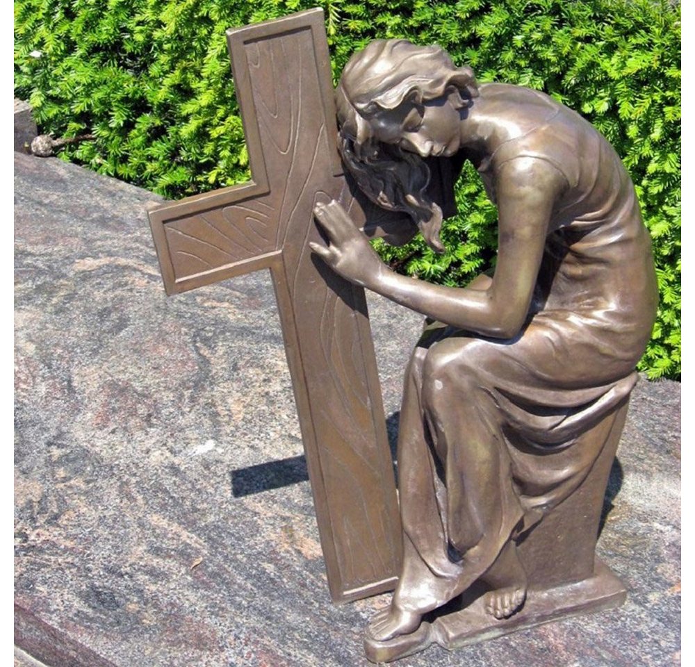Bronzeskulpturen Skulptur Bronzefigur sitzende Frau mit Kreuz von Bronzeskulpturen