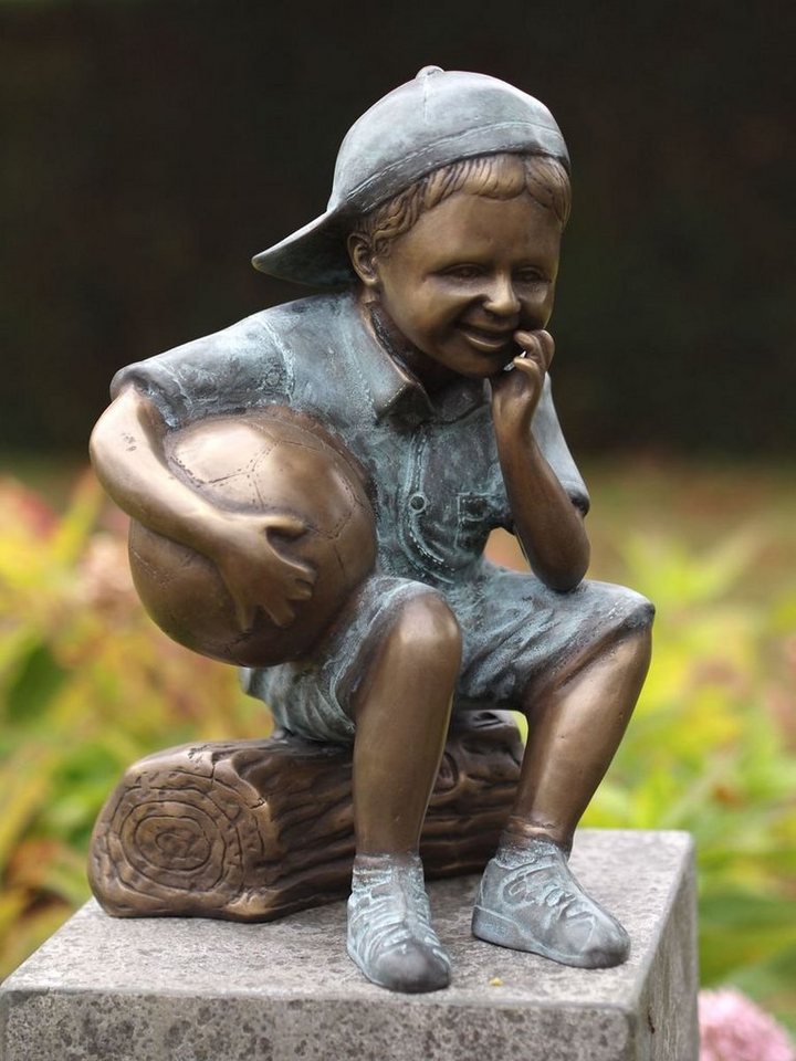Bronzeskulpturen Skulptur Bronzefigur sitzender Junge mit Fußball von Bronzeskulpturen