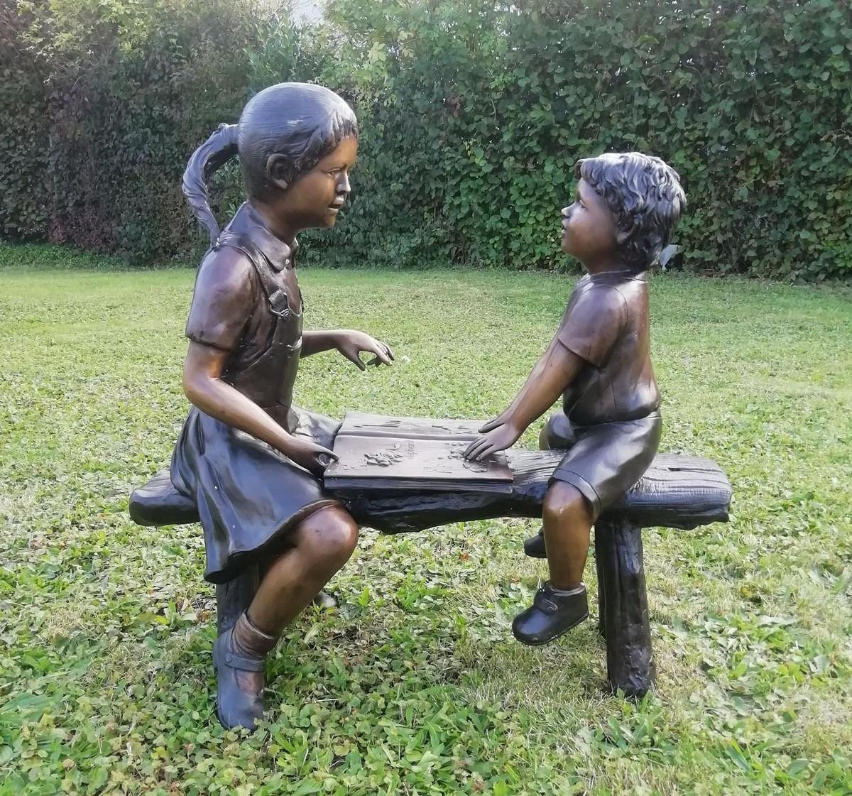 Bronzeskulpturen Skulptur Bronzefigur zwei Kinder auf Bank von Bronzeskulpturen