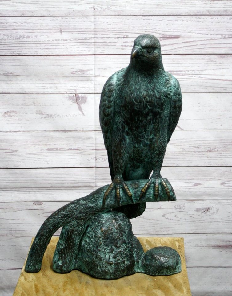 Bronzeskulpturen Skulptur Bronzefigur Falke auf Ast sitzend von Bronzeskulpturen