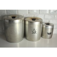 Vintage Aluminium 3 Stück Kanister Set | West Bend Metall Deckel Top 50Er Jahre Küchen Dekor Aufbewahrung Mehl Zucker Kaffee Tee Etc von BrooklynBornFinds