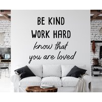 Be Kind Work Hard Know That You Are Loved-Inspirational Quotes Wandaufkleber-Vinyl Aufkleber Für Schlafzimmer Wohnzimmer Büro Qtu0006 von BrooklynStickerShop