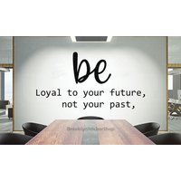 Be Loyal Zu Ihrer Zukunft Nicht Ihre Vergangenheit Wandtattoo, Büro Wandkunst, Vinyl Brief, Fenster Aufkleber Ofc0042 von BrooklynStickerShop