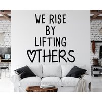 We Rise By Lifting Others-Inspirational Quotes Wandaufkleber-Vinyl Aufkleber Für Schlafzimmer Wohnzimmer Schule Büro Dekor Wandkunst Qtu0010 von BrooklynStickerShop