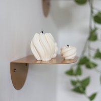 Beiges Wandregal, Modernes Metall Kleines Nachttisch Regal Für Schlafzimmer, Einfaches Gebogenes Bücherregal, Handgefertigte Möbel von BrooxFurniture