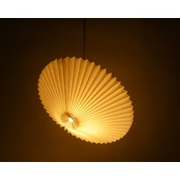 Brownfolds Weiße Fliegende Untertasse-Papier-Lampenschirm - Origami-Hängelampe Brownfolds Weiße Fliegende Untertasse-Papier-Lampenschirm - Origami-Hängelampe von Brownfolds