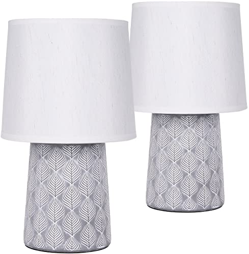 BRUBAKER 2er Set Tisch- oder Nachttischlampen - 33 cm - Grau - Keramik Lampenfüße - Blatt Ornamente - Leinen Schirme Weiß von BRUBAKER