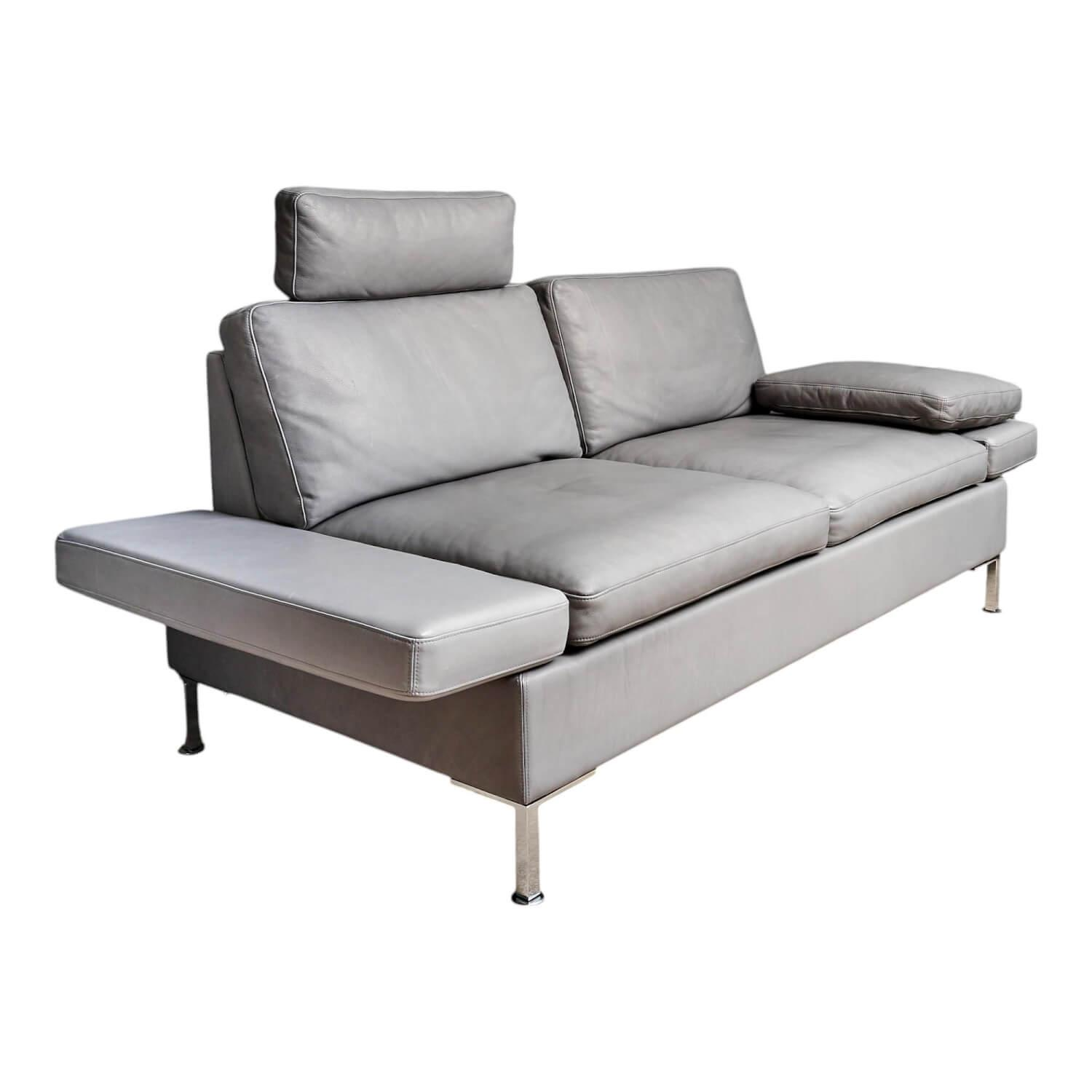 Sofa Alba System M Leder 5707 Pearl 0095 Grau Winkelfuß Verchromt Mit Kopfstütze Sofa Alba System M Leder 5707 Pearl 0095 Grau Winkelfuß Verchromt Mit Kopfstütze von Brühl