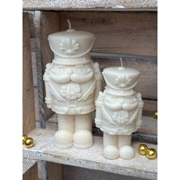 Nussknacker Kerze | Weihnachtliche Kerze Dekoration Weiß Natürlichem Rapswachs von BrueleAtelier