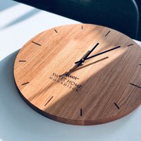 Eichenholz Wanduhr Mit Gravur, Geschenk Für Sie Eichenholz Wanduhr Mit Gravur, Geschenk Für Sie von BrukleneWoodworks