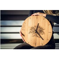 Eichenholz Wanduhr Mit Gravur, Geschenk Für Sie von BrukleneWoodworks