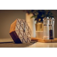Hexagon Eiche Schreibtisch Uhr, Moderne Tischuhr Hexagon Eiche Schreibtisch Uhr, Moderne Tischuhr von BrukleneWoodworks