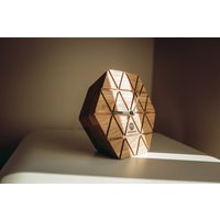 Schreibtischuhr Holz, Gravur Moderne Uhr Aus Eiche, Bürouhr Design Tischuhr, Hexagon, Geschenk Personalisiert von BrukleneWoodworks