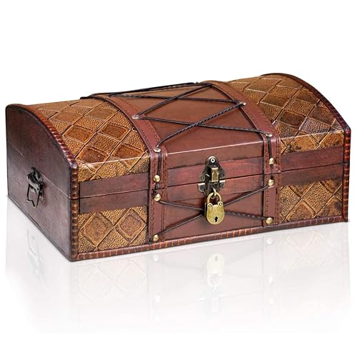 Schatztruhe „Jimmy 35x23x14cm“ – Große Schatzkiste Flach, Braun Mit Lederschnüren Und Muster Verziert , Mit Deckel, Schloss Und Schlüssel, Piratenkiste Verschließbar, Aufbewahrungsbox mit Henkel von Brynnberg
