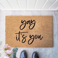 Kokos Fußmatte "Yay, It's You' | Indoor Geschenk Zum Einzug Hochzeitsgeschenk Türmatte von Buchstabenkult